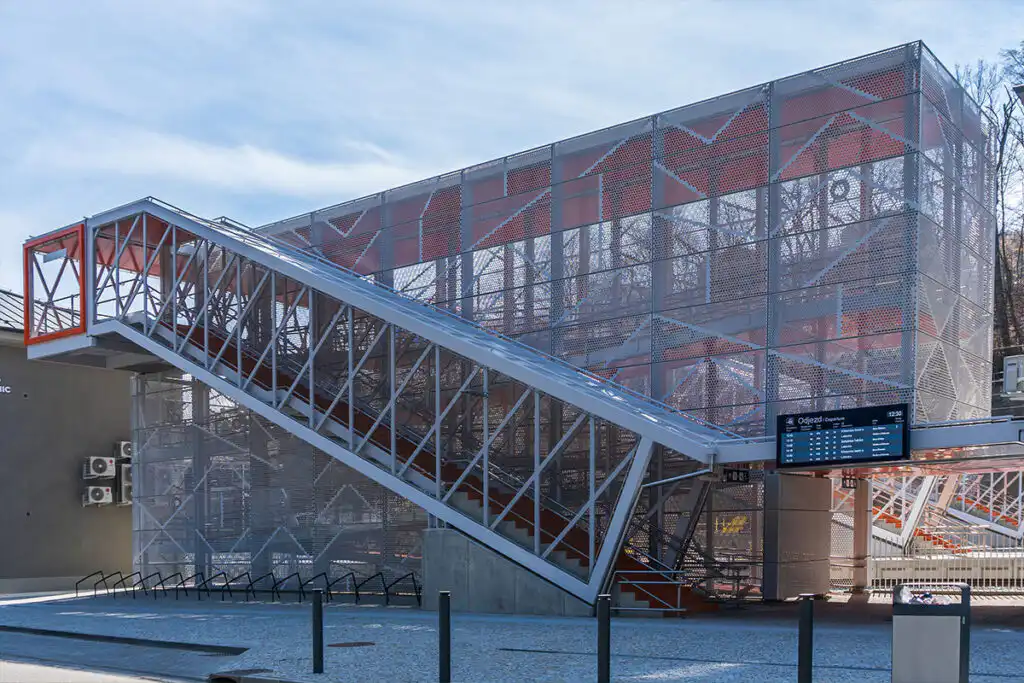 Designová perforace geometrických tvarů na fasádním obkladu DEKMETAL