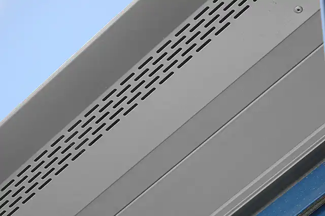 Detail perforované větrací lišty DEKMETAL v nadpraží okna