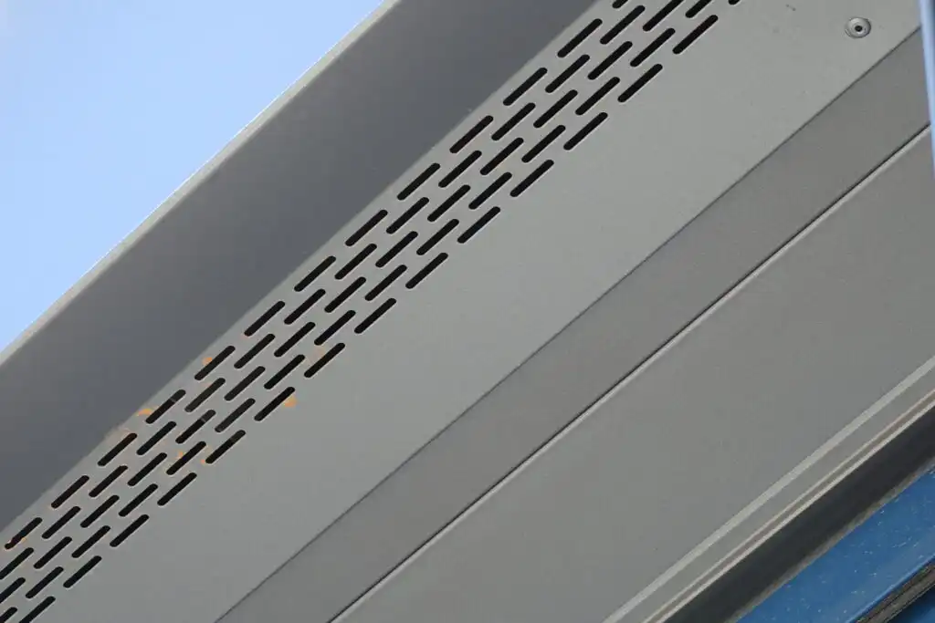 Detail nadpraží s technickou fasádní perforací pro ventilaci