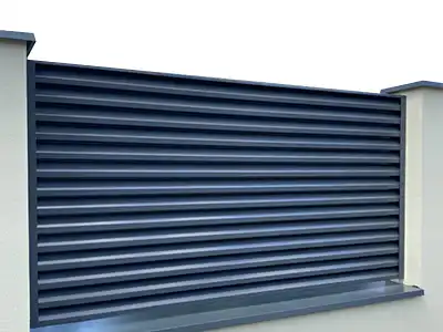 Bezúdržbová kovová plotová výplň DEKMETAL v antracitovém odstínu s vodorovnými lamelami