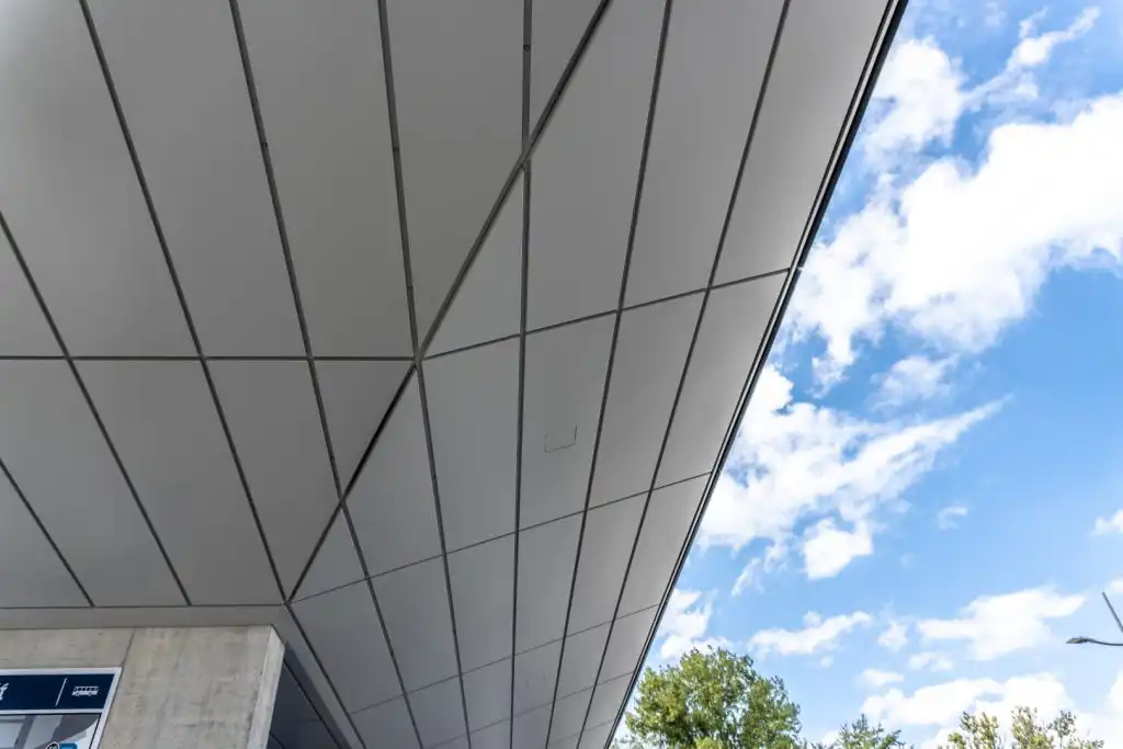 Podhledy DEKMETAL z fasádních kazet DEKCASSETTE s atypickými tvary – designový kovový obklad pro moderní exteriéry.