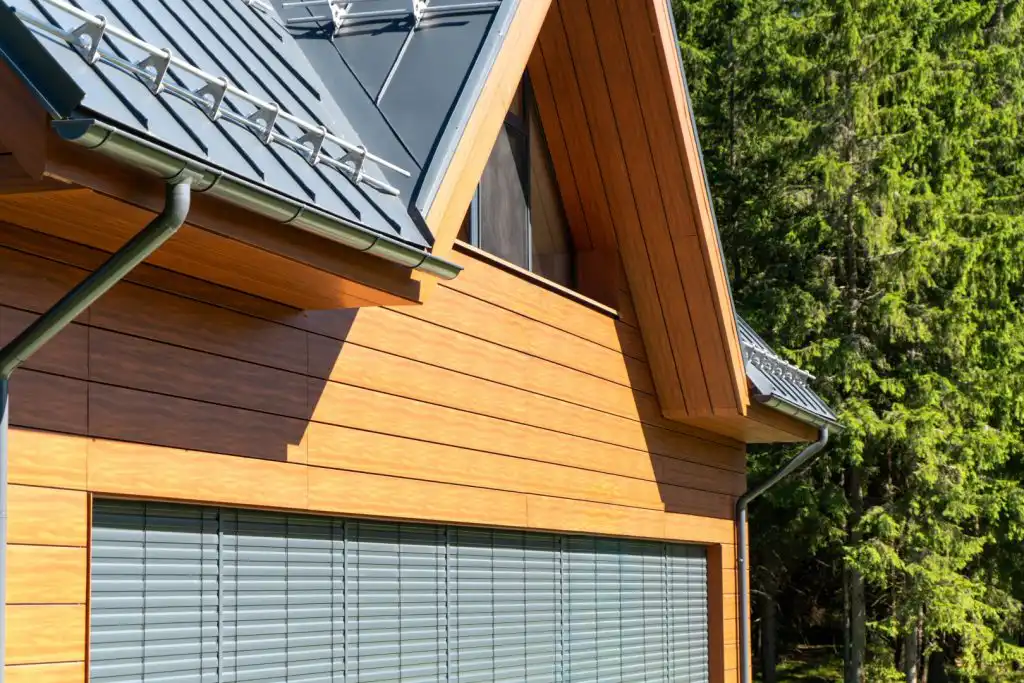 DEKMETAL podhled a podbití v imitaci dřeva z lamel DEKLAMELLA IDEAL – moderní designový obklad s odolným povrchem pro exteriéry.