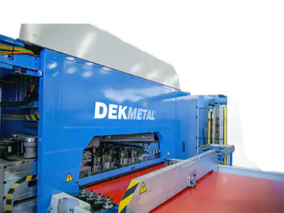 Moderní automatické centrum ve výrobním závodě DEKMETAL pro zakázkovou výrobu